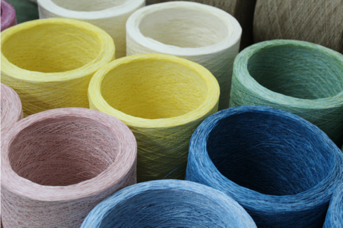 濃淡のある自然で彩り豊かな紙糸を生み出す着色加工。